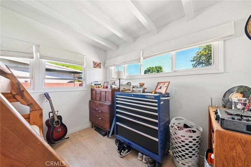 Beautifully maintained 3-bedroom/1.5-bathroom home offering a - photo 21