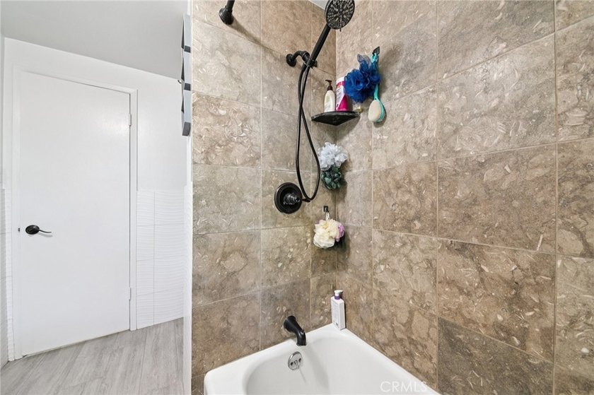 Beautifully maintained 3-bedroom/1.5-bathroom home offering a - photo 23