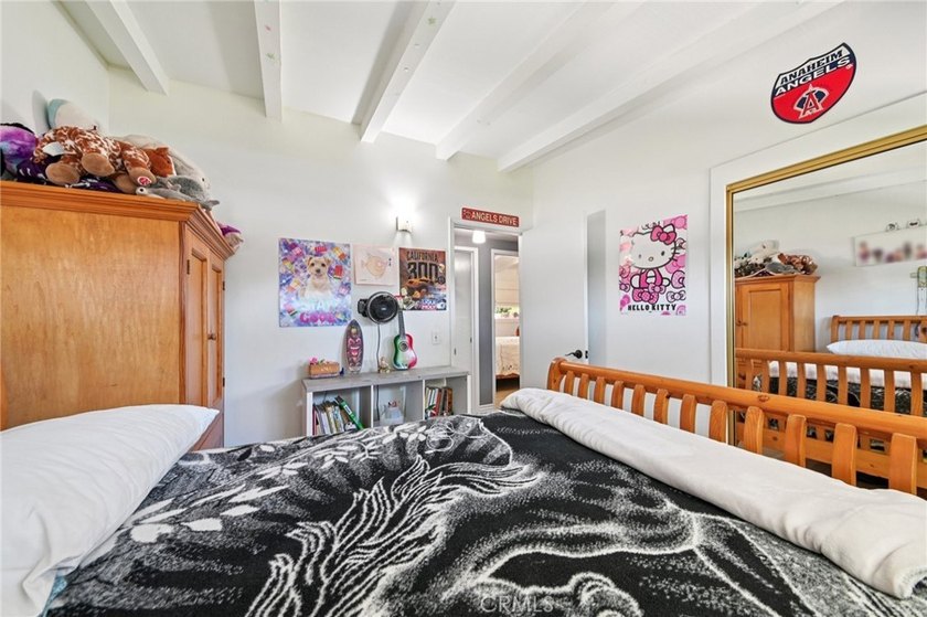 Beautifully maintained 3-bedroom/1.5-bathroom home offering a - photo 27