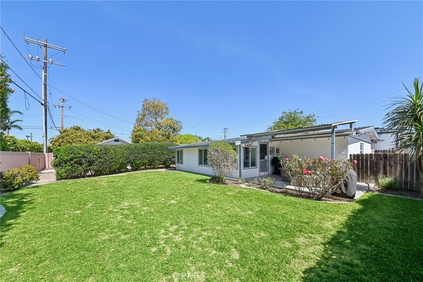 Beautifully maintained 3-bedroom/1.5-bathroom home offering a - photo 31
