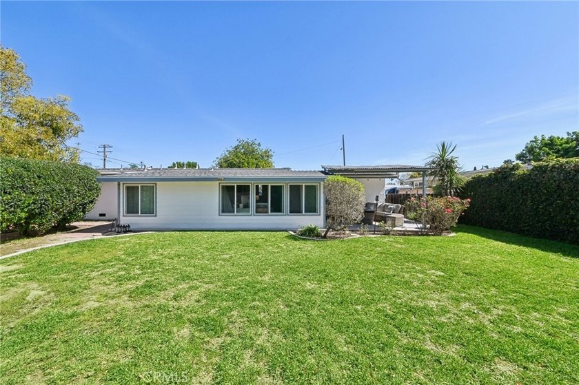 Beautifully maintained 3-bedroom/1.5-bathroom home offering a - photo 32