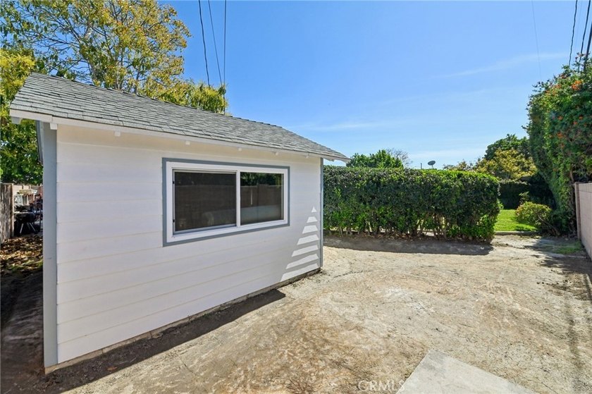 Beautifully maintained 3-bedroom/1.5-bathroom home offering a - photo 34