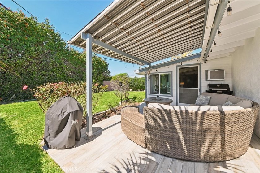Beautifully maintained 3-bedroom/1.5-bathroom home offering a - photo 37