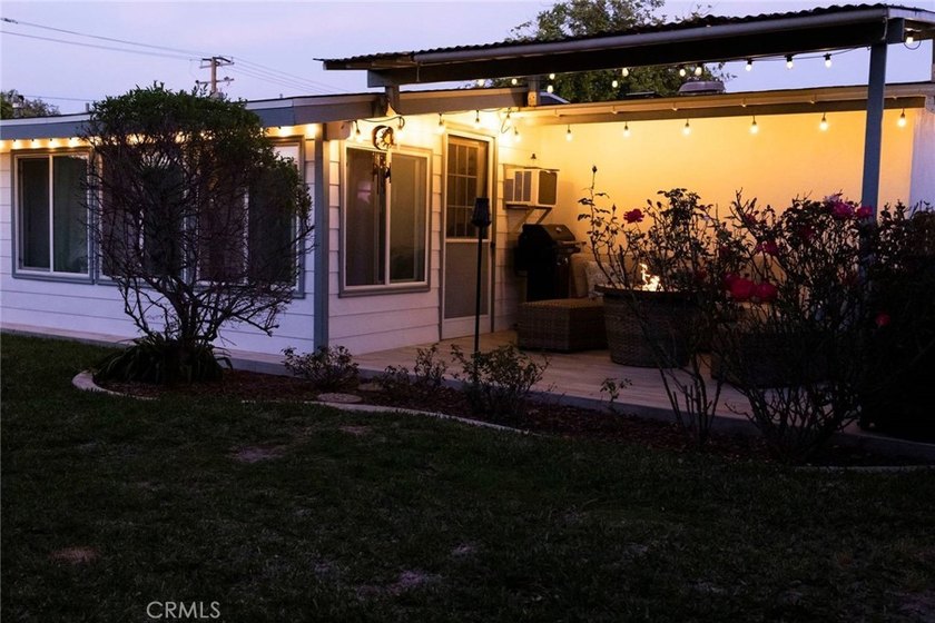 Beautifully maintained 3-bedroom/1.5-bathroom home offering a - photo 38