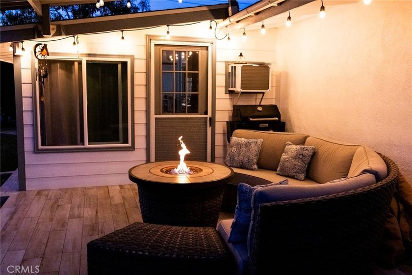 Beautifully maintained 3-bedroom/1.5-bathroom home offering a - photo 39