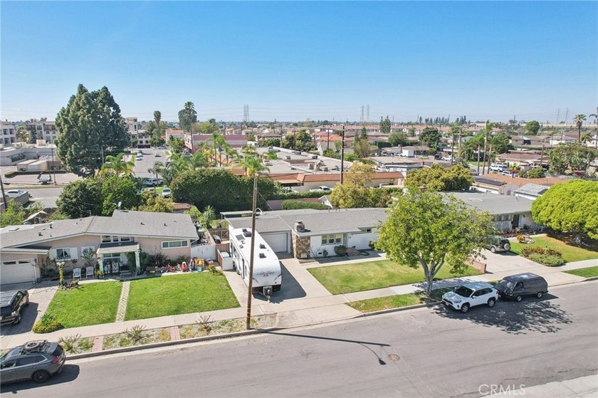 Beautifully maintained 3-bedroom/1.5-bathroom home offering a - photo 42