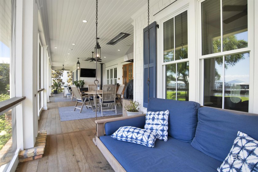 With 114' feet of waterfront on the Mobile Bay, this bay front - photo 3