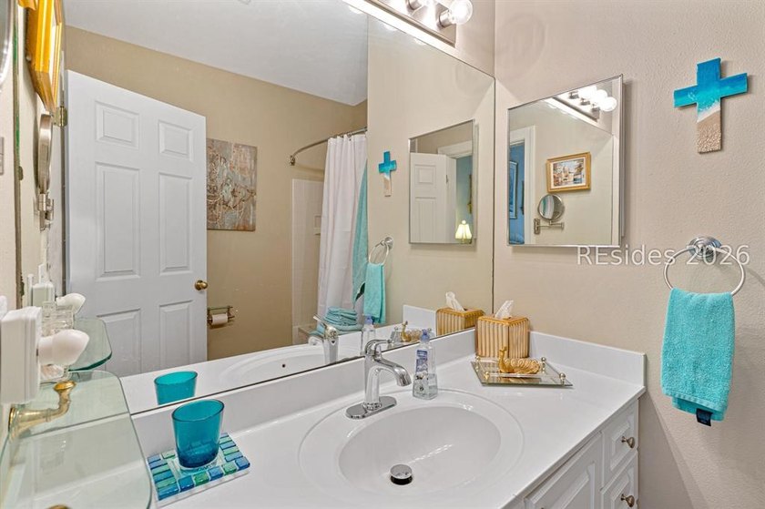 Beautifully maintained 2-bedroom, 2-bath condo offering spacious - photo 24