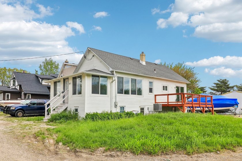 Charming, fully-renovated home on awaits! NEW flooring, NEW - photo 3