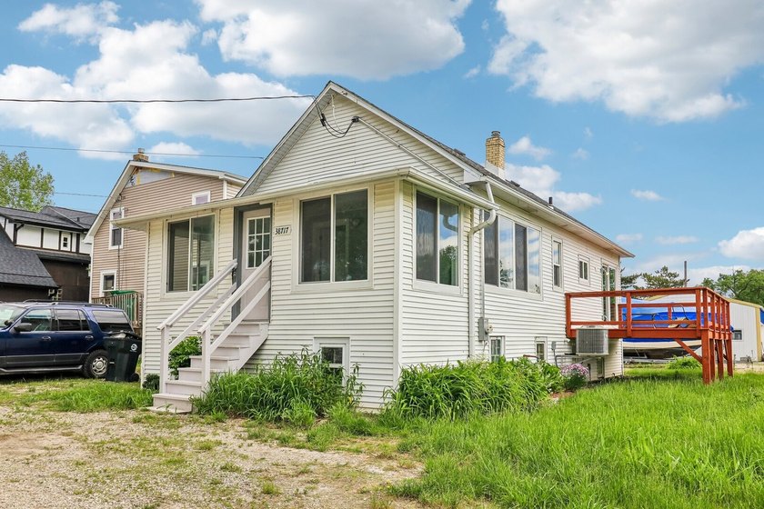 Charming, fully-renovated home on awaits! NEW flooring, NEW - photo 4