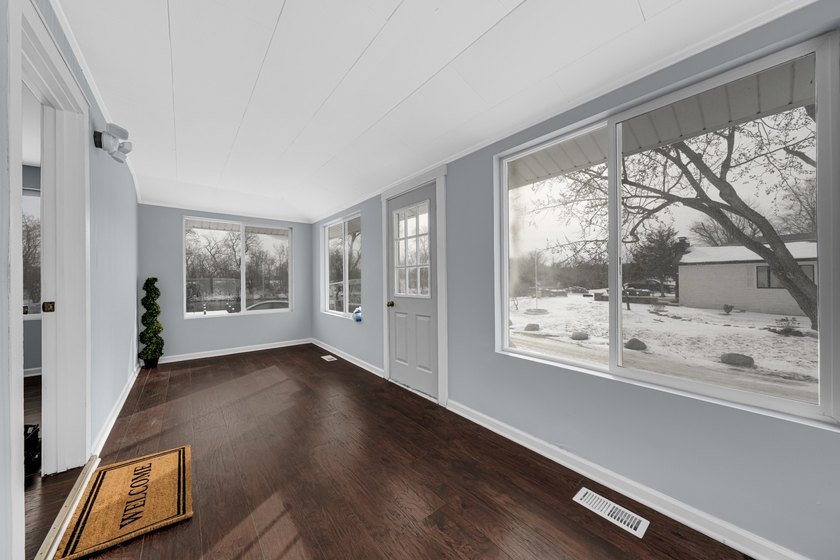 Charming, fully-renovated home on awaits! NEW flooring, NEW - photo 7