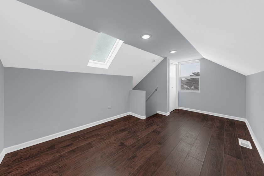 Charming, fully-renovated home on awaits! NEW flooring, NEW - photo 10