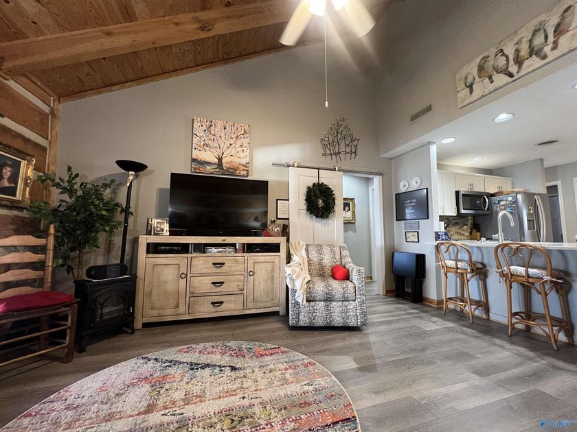 Enjoy lakeside living in this cozy yet upgraded 2nd-story log - photo 12