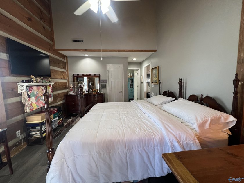 Enjoy lakeside living in this cozy yet upgraded 2nd-story log - photo 15