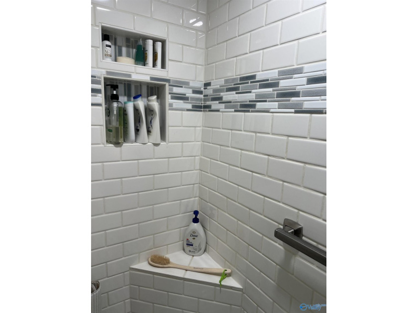Enjoy lakeside living in this cozy yet upgraded 2nd-story log - photo 19