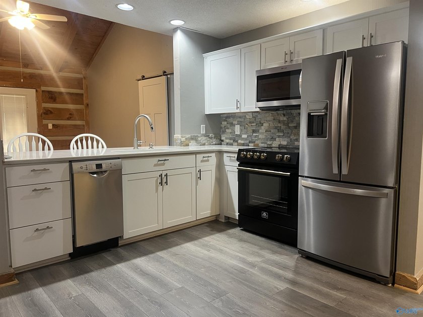 Enjoy lakeside living in this cozy yet upgraded 2nd-story log - photo 29