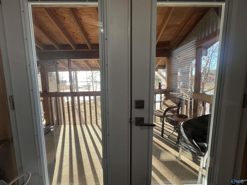 Enjoy lakeside living in this cozy yet upgraded 2nd-story log - photo 41