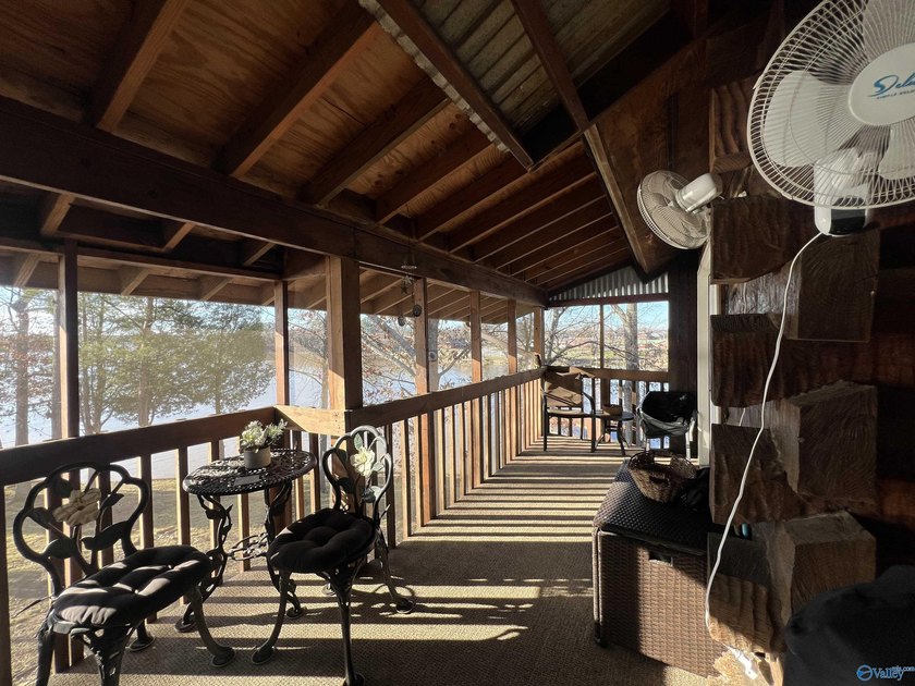 Enjoy lakeside living in this cozy yet upgraded 2nd-story log - photo 42