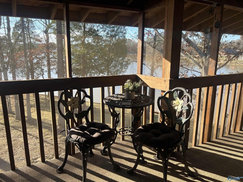 Enjoy lakeside living in this cozy yet upgraded 2nd-story log - photo 44