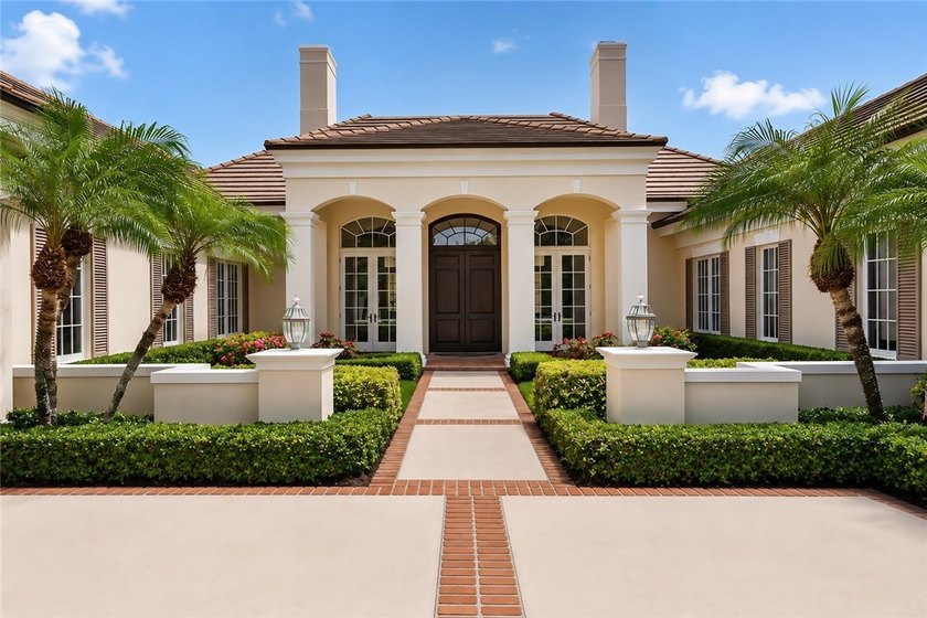 Rarely available exquisite Orchid Island golf estate with 4BR + - photo 4