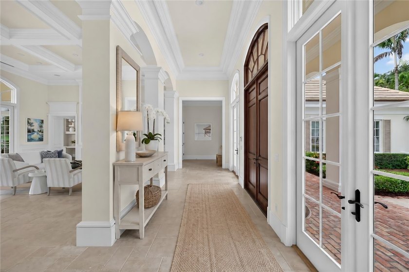 Rarely available exquisite Orchid Island golf estate with 4BR + - photo 5