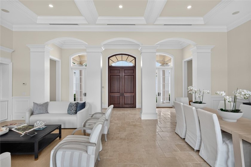 Rarely available exquisite Orchid Island golf estate with 4BR + - photo 6