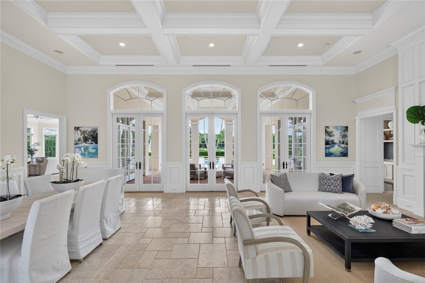 Rarely available exquisite Orchid Island golf estate with 4BR + - photo 7