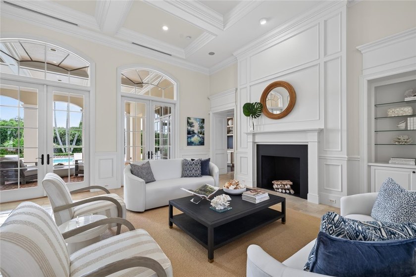 Rarely available exquisite Orchid Island golf estate with 4BR + - photo 8