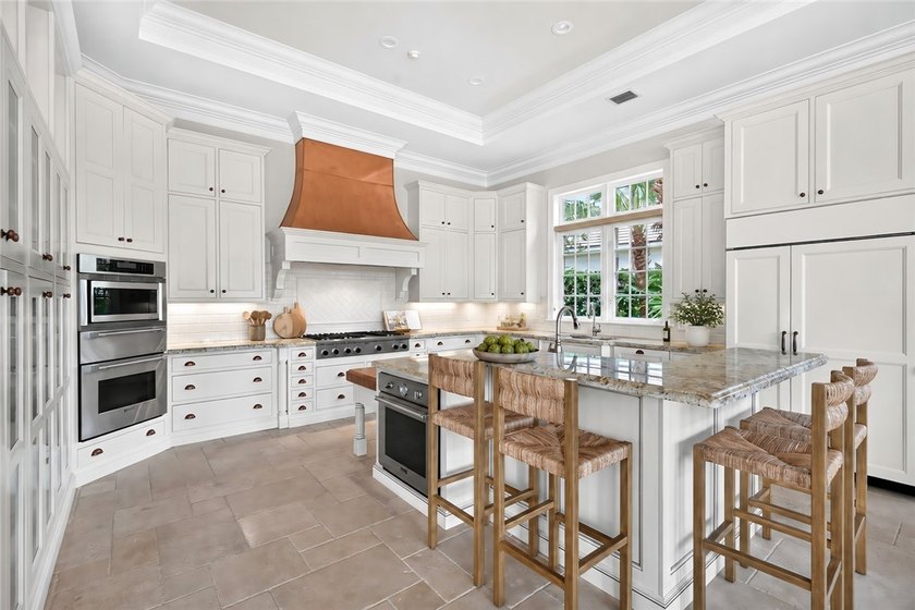 Rarely available exquisite Orchid Island golf estate with 4BR + - photo 10