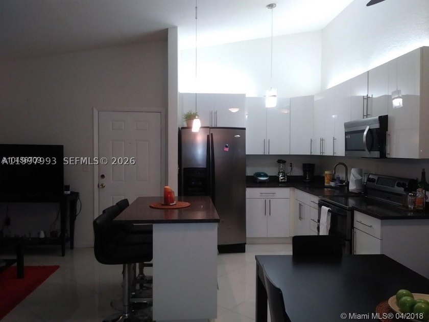 Beautiful and fully upgraded 2-bedroom, 2-bath unit located in - photo 5