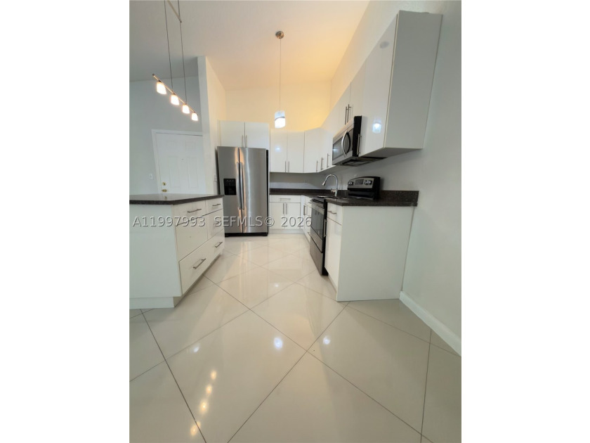 Beautiful and fully upgraded 2-bedroom, 2-bath unit located in - photo 6