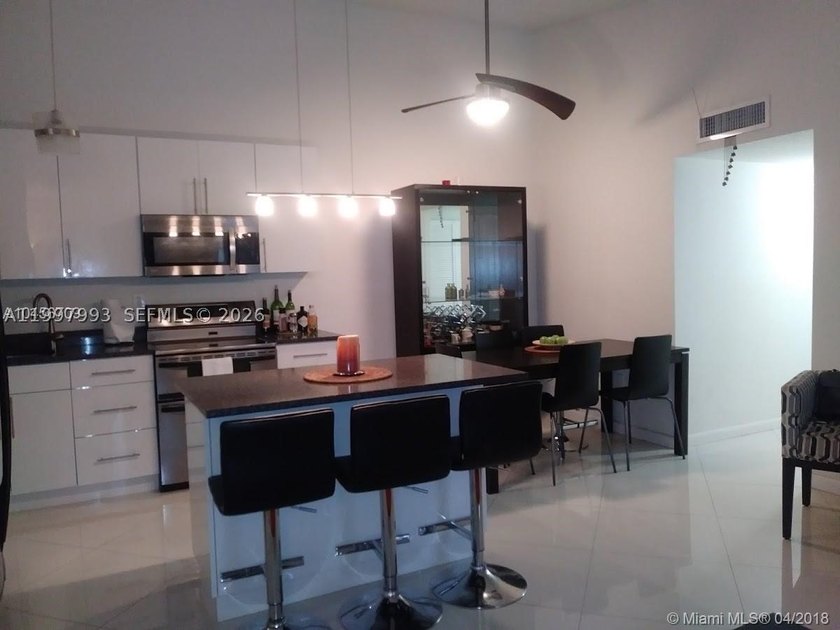Beautiful and fully upgraded 2-bedroom, 2-bath unit located in - photo 8