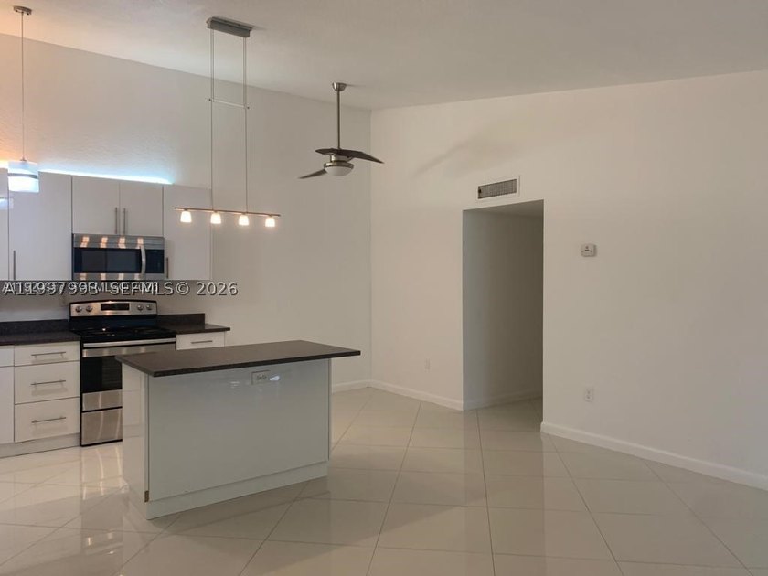 Beautiful and fully upgraded 2-bedroom, 2-bath unit located in - photo 9