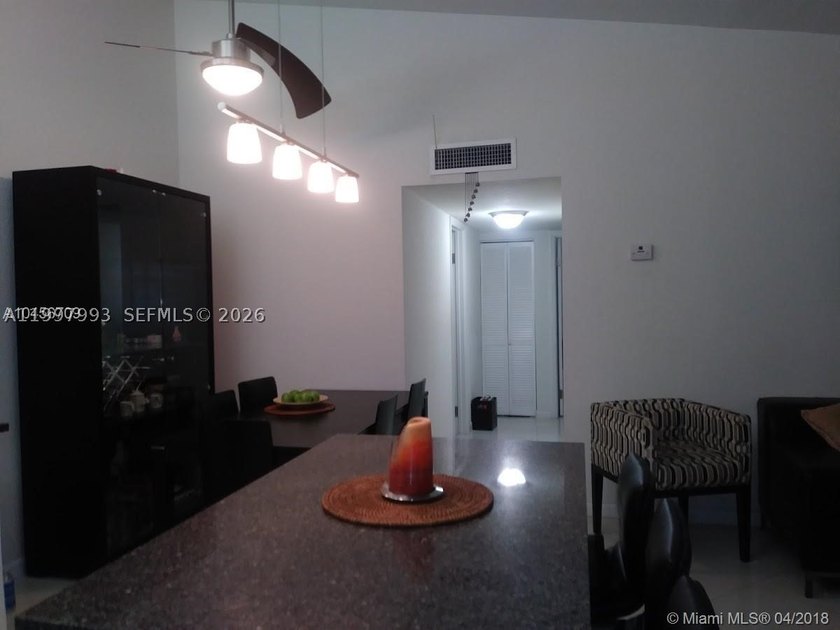Beautiful and fully upgraded 2-bedroom, 2-bath unit located in - photo 10
