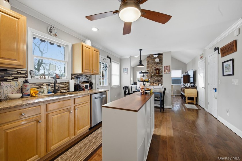 Welcome to this beautifully maintained Colonial-style home - photo 3