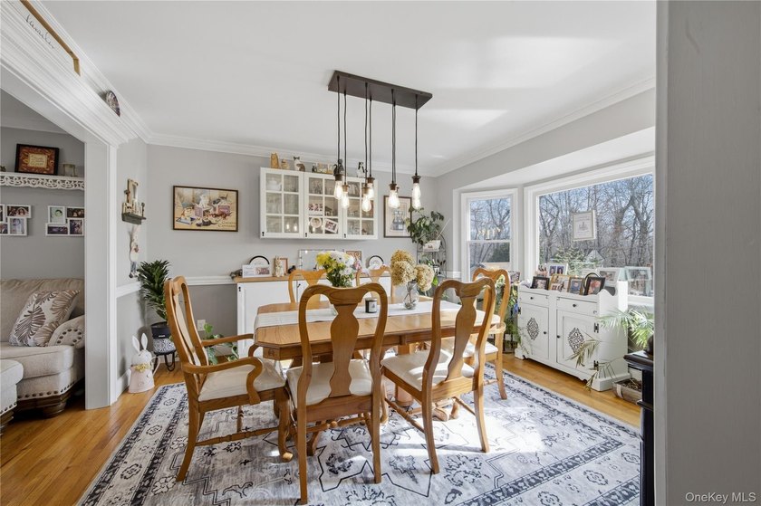 Welcome to this beautifully maintained Colonial-style home - photo 6