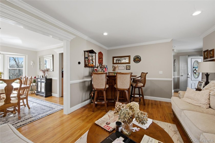Welcome to this beautifully maintained Colonial-style home - photo 8