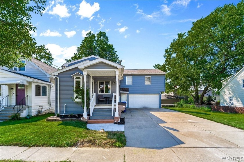 Welcome home to 114 Flohr Avenue! This beautiful 3 bedroom, 2 - photo 2