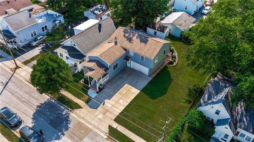 Welcome home to 114 Flohr Avenue! This beautiful 3 bedroom, 2 - photo 3