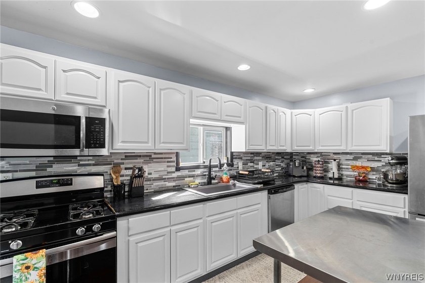 Welcome home to 114 Flohr Avenue! This beautiful 3 bedroom, 2 - photo 4