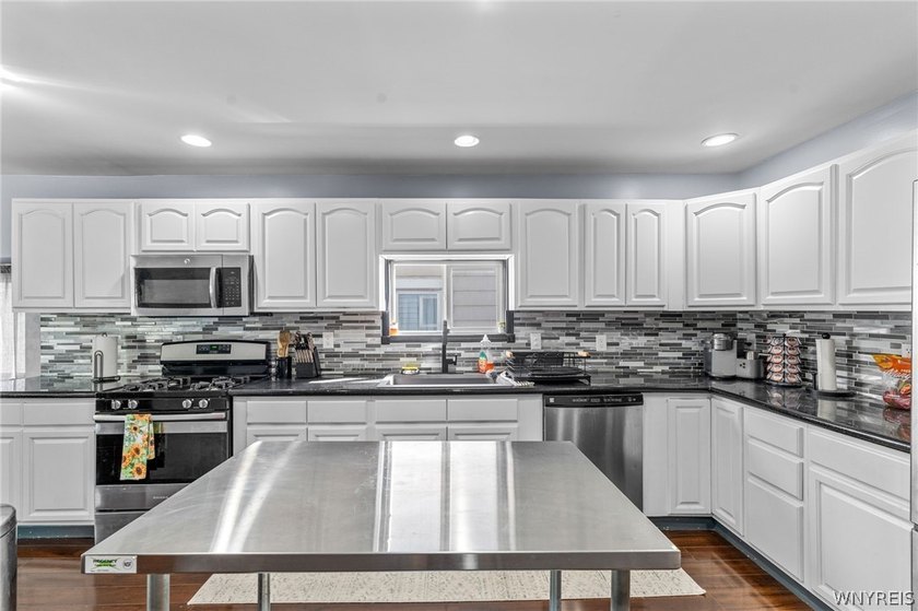 Welcome home to 114 Flohr Avenue! This beautiful 3 bedroom, 2 - photo 5