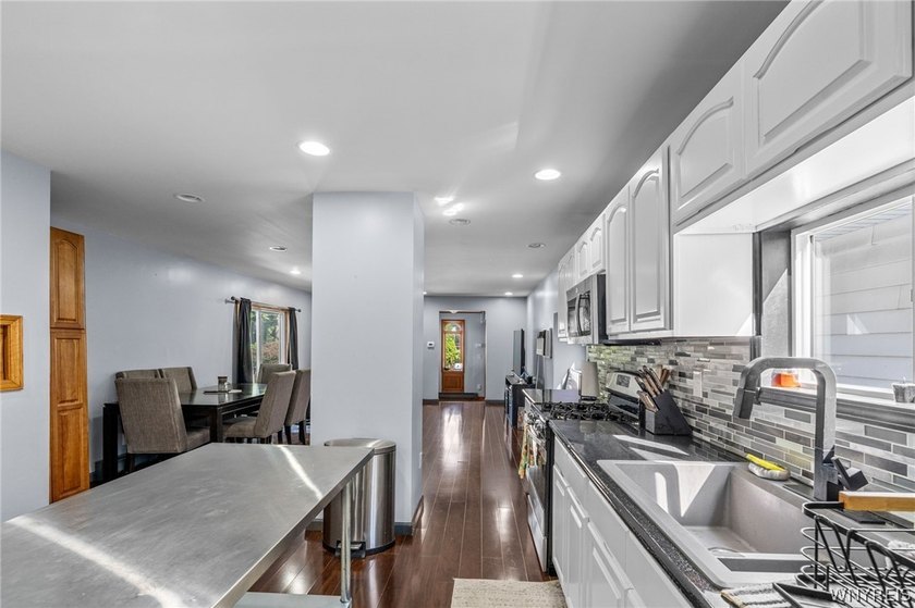 Welcome home to 114 Flohr Avenue! This beautiful 3 bedroom, 2 - photo 7