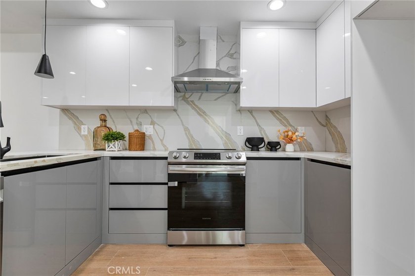 NEW CONSTRUCTION 3 bed, 2.5 bath, three-story townhome with sky - photo 11