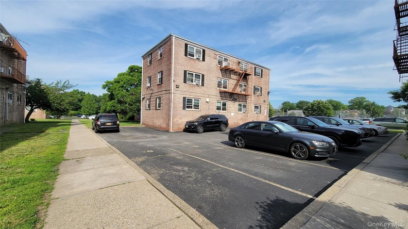 Garden style coop 3-story-brick building in the heart of Forest - photo 16