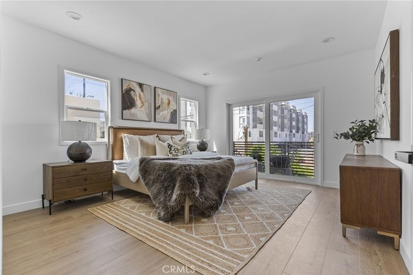 NEW CONSTRUCTION 3 bed, 2.5 bath, three-story townhome with sky - photo 17
