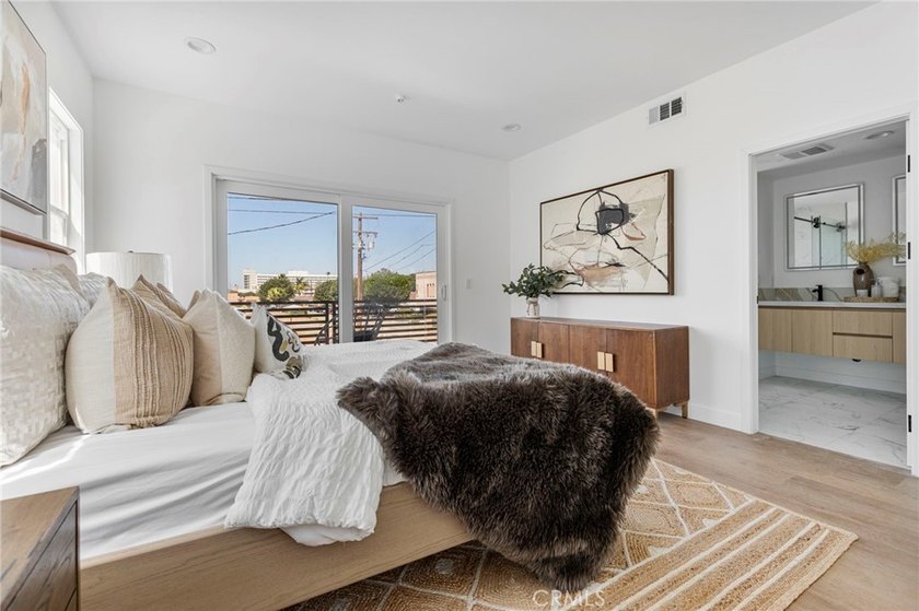 NEW CONSTRUCTION 3 bed, 2.5 bath, three-story townhome with sky - photo 18