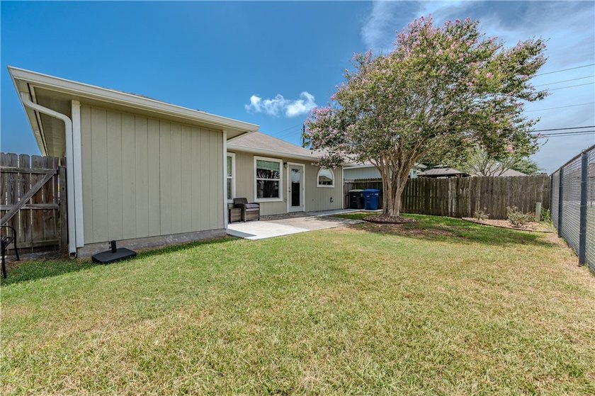 Welcome to this well-maintained 3-bedroom, 2-bath home with a - photo 19