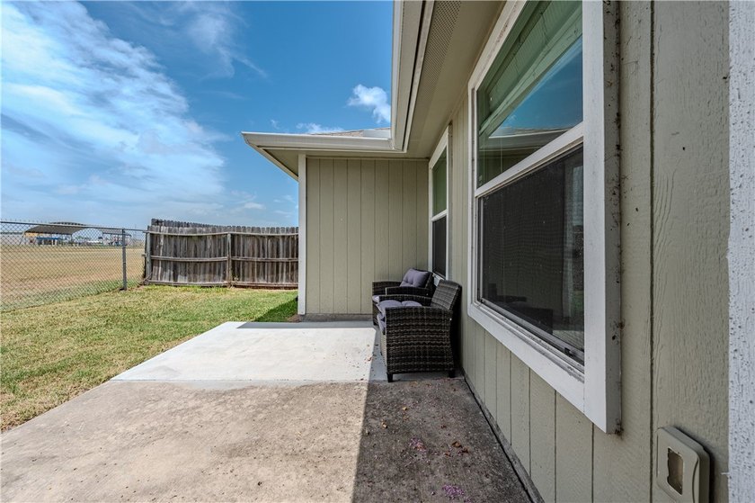 Welcome to this well-maintained 3-bedroom, 2-bath home with a - photo 20