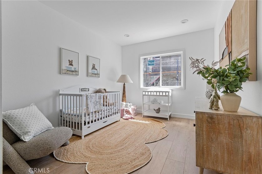 NEW CONSTRUCTION 3 bed, 2.5 bath, three-story townhome with sky - photo 23