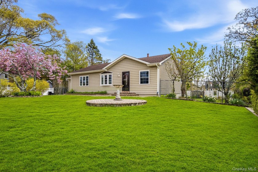 Beautifully Maintained, 3 Bedrooms, 2 Bathroom Ranch with - photo 2